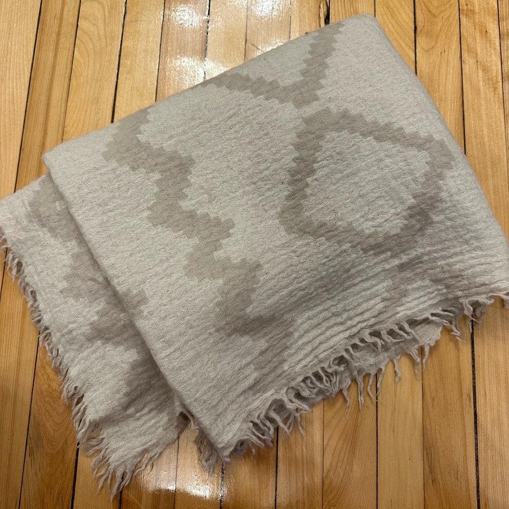 Aritzia Cozy Gray and Cream Patterned Blanket Scarff